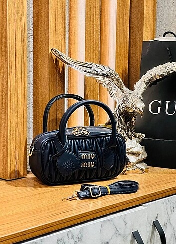 Miu miu lacivert askılı çanta 