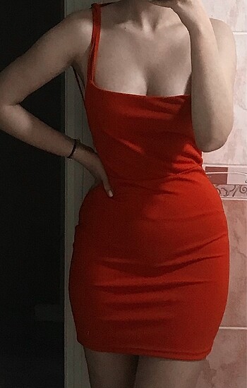 Kırmızı sırt dekolteli elbise