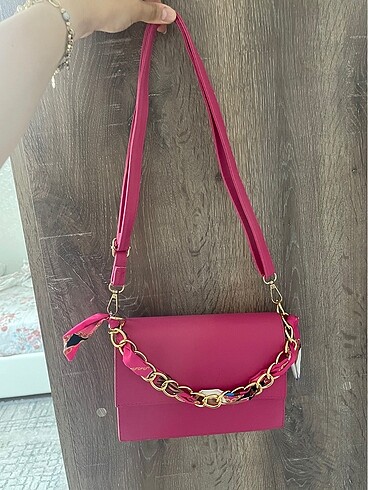 Pembe çanta