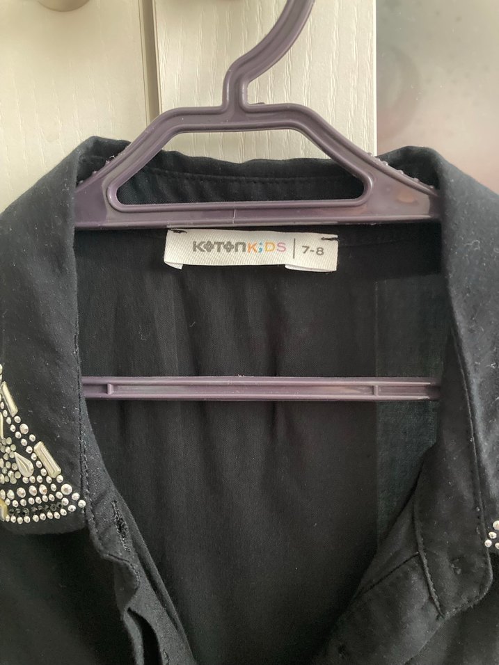 Siyah Yakası Taşlı Kolsuz Kız Çocuk Gömlek - Görsel 2