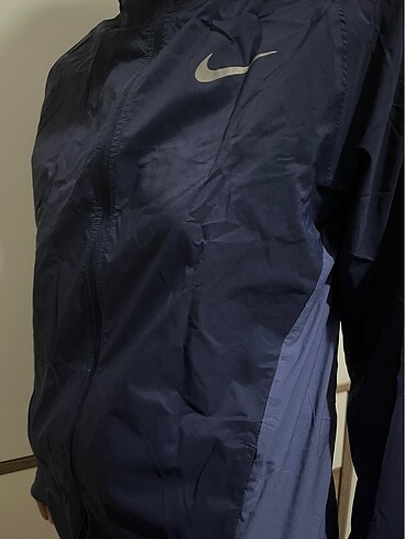 Nike yağmurluk