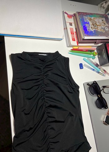 Siyah Yüksek Yakalı Kolsuz bluz - Görsel 2