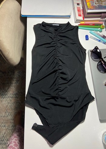 Siyah Yüksek Yakalı Kolsuz bluz - Görsel 4