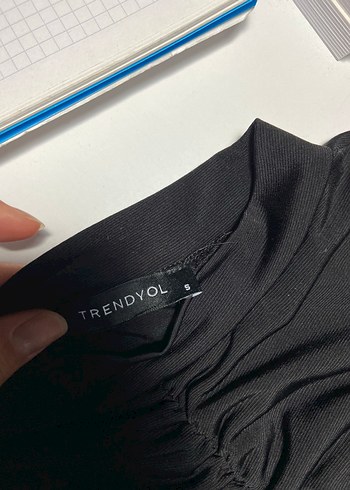 Siyah Yüksek Yakalı Kolsuz bluz - Görsel 3