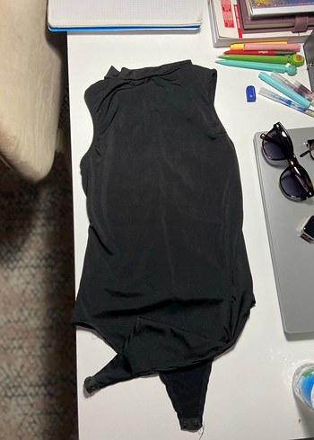 Siyah Yüksek Yakalı Kolsuz bluz - Görsel 5