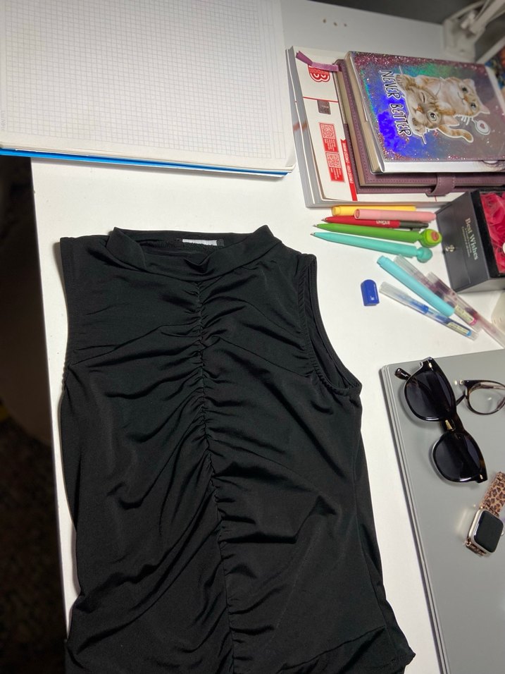 Siyah Yüksek Yakalı Kolsuz bluz - Görsel 2