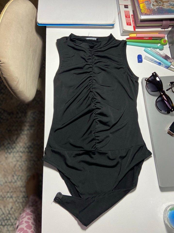 Siyah Yüksek Yakalı Kolsuz bluz - Görsel 4