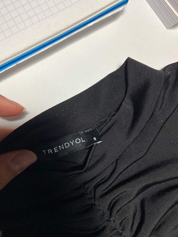 Siyah Yüksek Yakalı Kolsuz bluz - Görsel 3