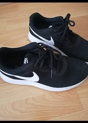 Nike Tanjun Sneaker 