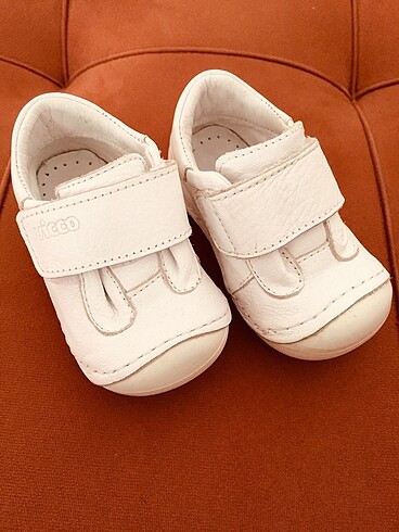 Vicco Bebek Ayakkabı ve krem bluz
