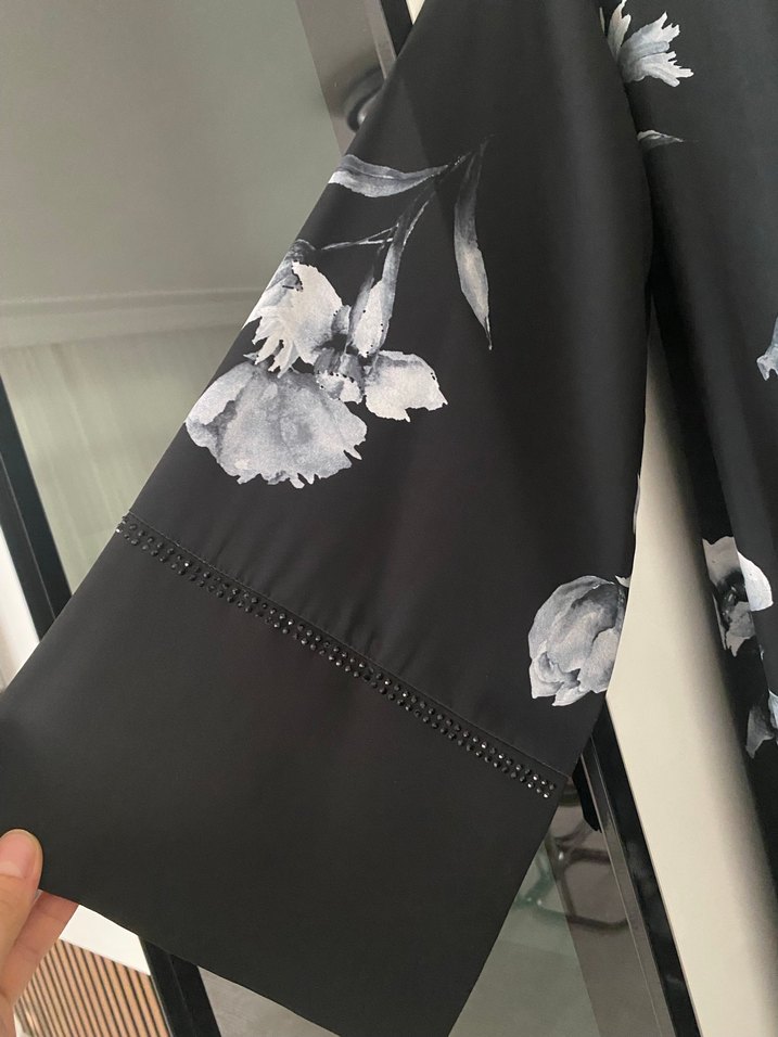 Siyah abaya çiçek desenli ipek tesettür abaya - Görsel 3