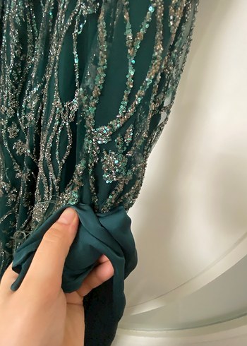 Hennin zümrüt yeşili tesettür şallı abiye - Görsel 4