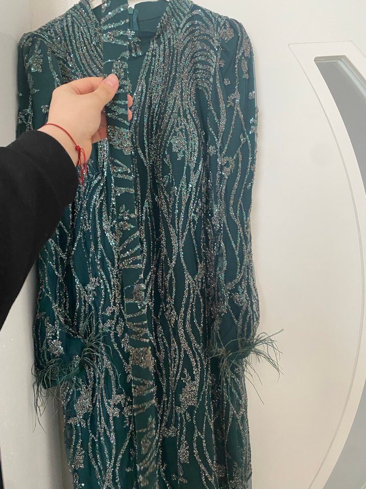 Hennin zümrüt yeşili tesettür şallı abiye - Görsel 3