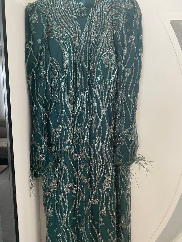 Hennin zümrüt yeşili tesettür şallı abiye - Görsel 2