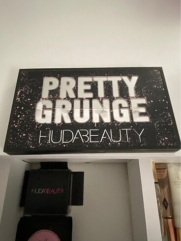 Huda Beauty Pretty Grunge Far Paleti