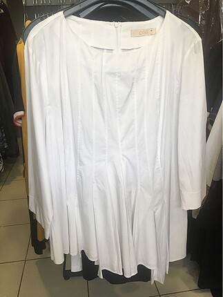 Uzun asimetrik beyaz gömlek