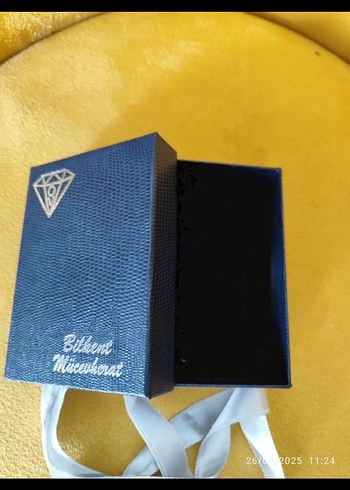 kendinden kurdeleli kolye kutusu. 10 x 8 x 4 cm ölçülerde