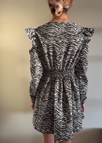 Zebra Desenli V Yakalı Umuz Detaylı Elbise - Görsel 9