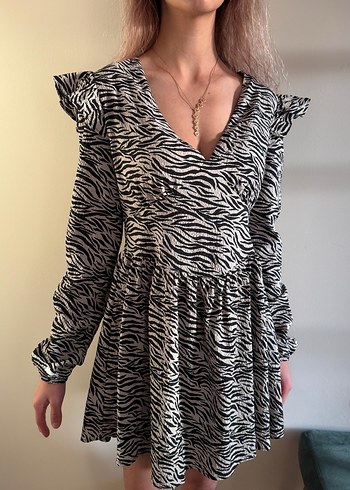 Zebra Desenli V Yakalı Umuz Detaylı Elbise - Görsel 8