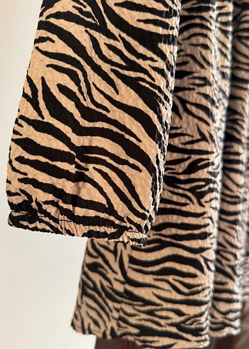 Zebra Desenli V Yakalı Umuz Detaylı Elbise - Görsel 6