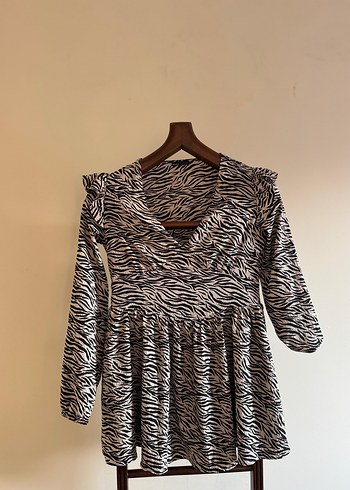 Zebra Desenli V Yakalı Umuz Detaylı Elbise - Görsel 2