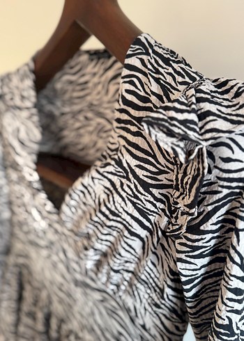 Zebra Desenli V Yakalı Umuz Detaylı Elbise - Görsel 7