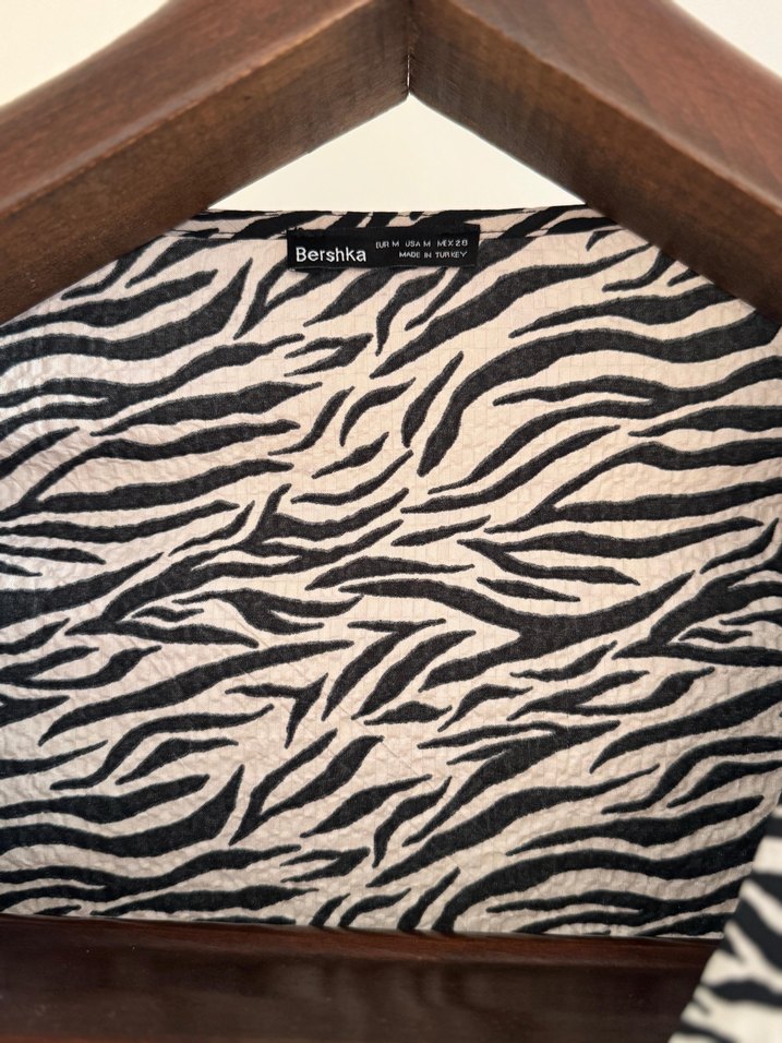 Zebra Desenli V Yakalı Umuz Detaylı Elbise - Görsel 5