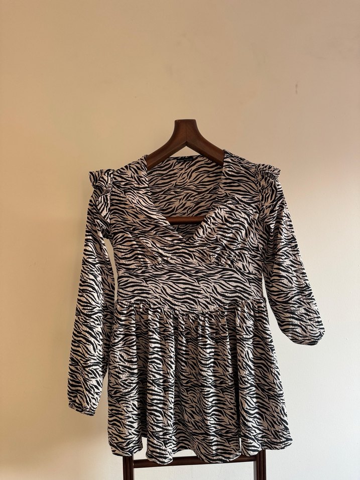 Zebra Desenli V Yakalı Umuz Detaylı Elbise - Görsel 2