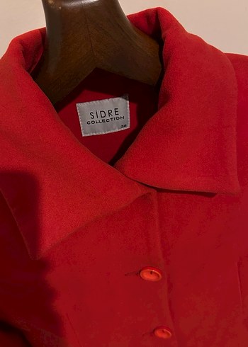 Kırmızı Düğmeli Kadın Kaban - Görsel 4