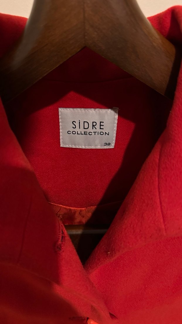 Kırmızı Düğmeli Kadın Kaban - Görsel 2