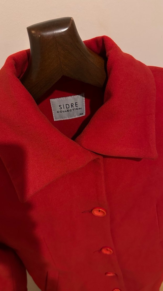 Kırmızı Düğmeli Kadın Kaban - Görsel 4