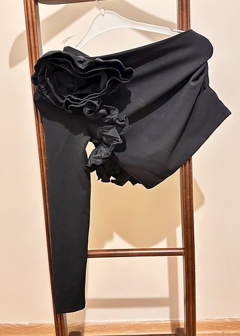 Fırfırlı Gül Desenli Siyah Straplez Bluz - Görsel 2