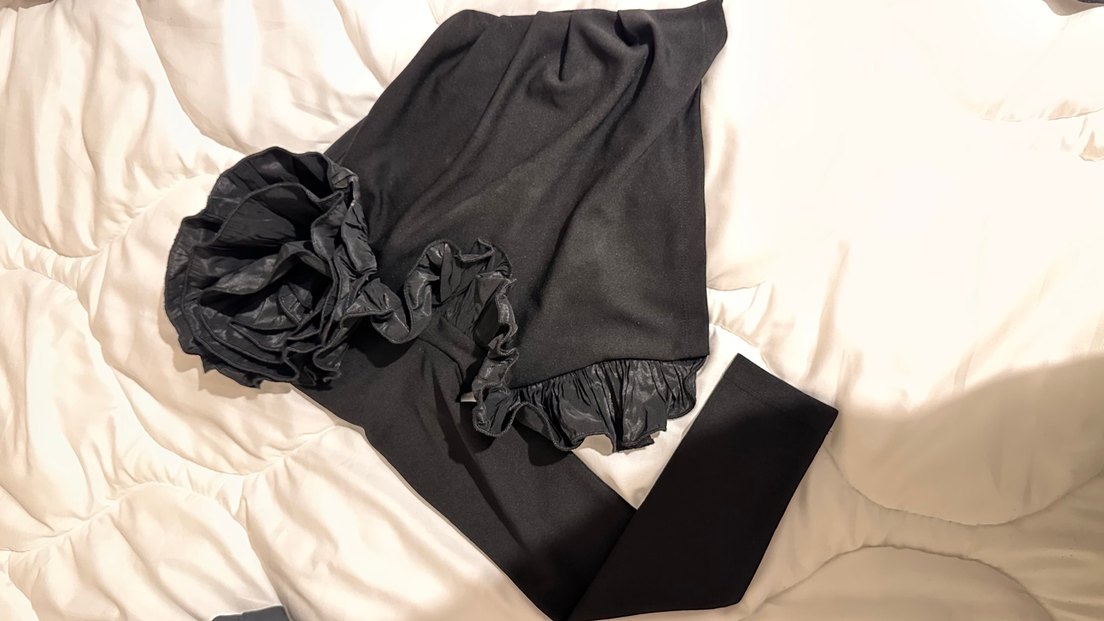 Fırfırlı Gül Desenli Siyah Straplez Bluz - Görsel 5