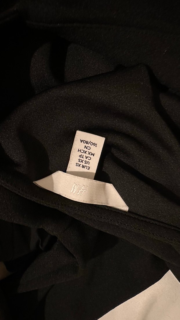 Fırfırlı Gül Desenli Siyah Straplez Bluz - Görsel 3