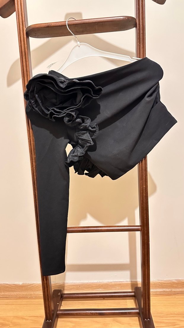 Fırfırlı Gül Desenli Siyah Straplez Bluz - Görsel 2