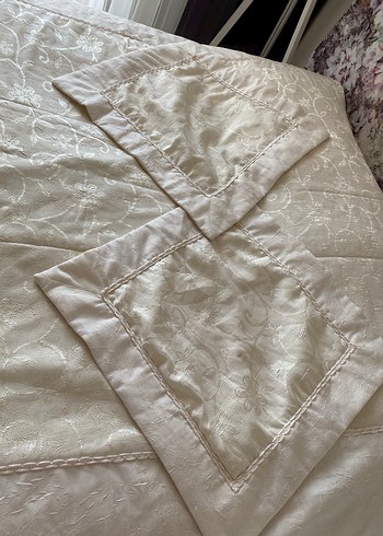 Nakışlı Beyaz Yatak Örtüsü - Görsel 3