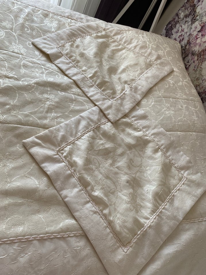 Nakışlı Beyaz Yatak Örtüsü - Görsel 3