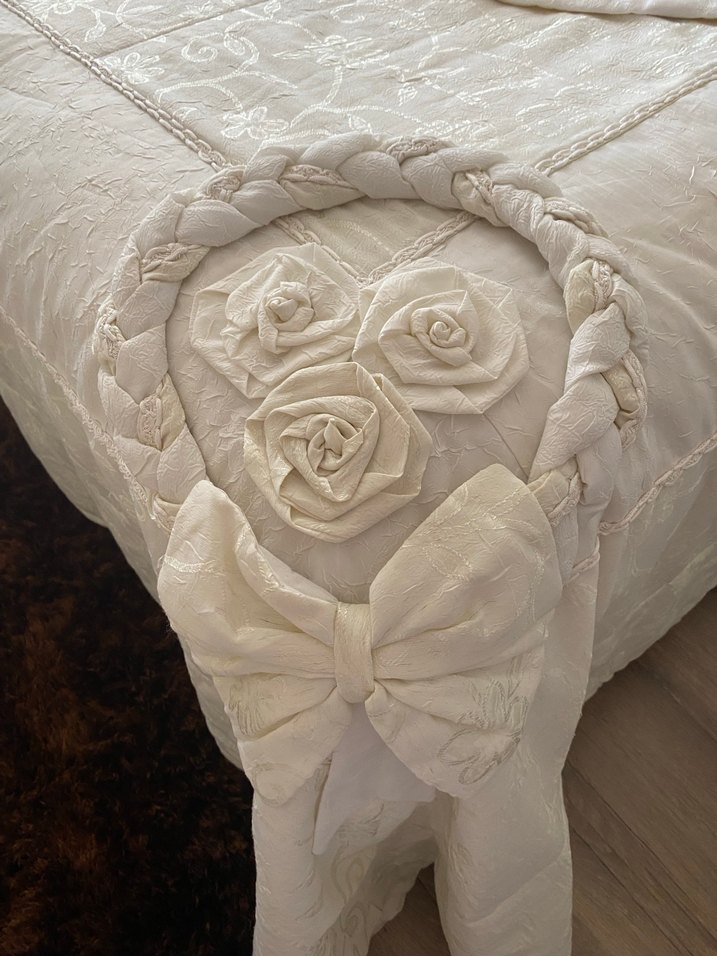 Nakışlı Beyaz Yatak Örtüsü - Görsel 2