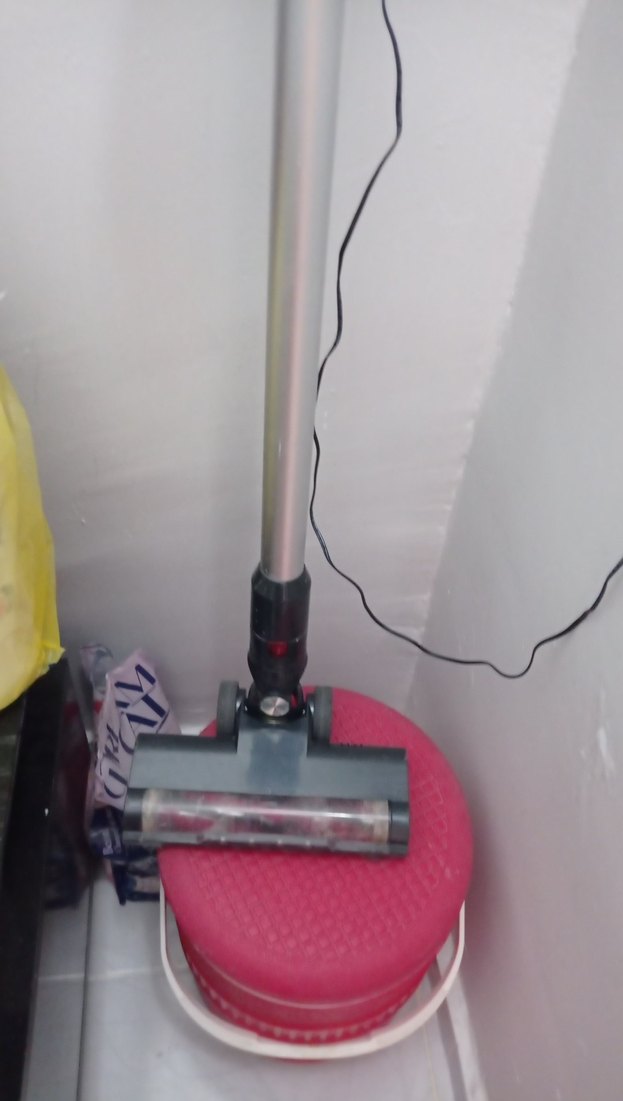 Kırmızı ve Gri Kablosuz Elektrikli Süpürge - Görsel 3