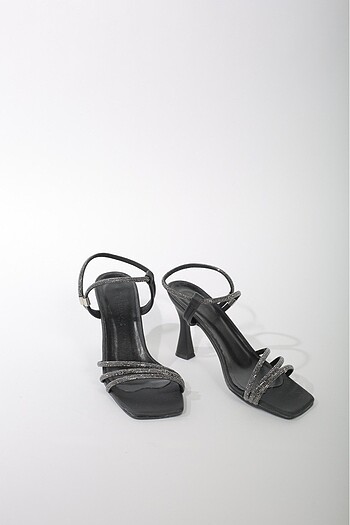 Siyah Küt Burun Topuklu Ayakkabı