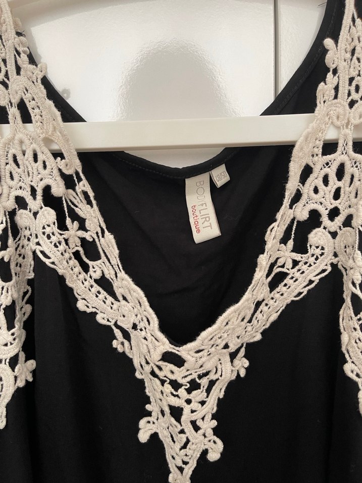 Dantel Detaylı Siyah V Yaka Kadın Bluz - Görsel 3