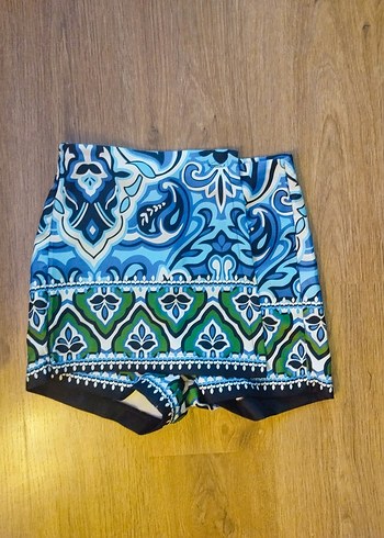 Diğer Boncuk Detaylı Mavi Batik Desenli Mini Şort