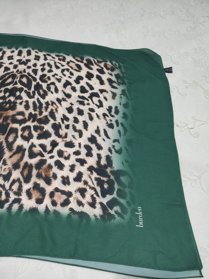 Yeşil Leopar Desenli Kadın  şal - Görsel 2