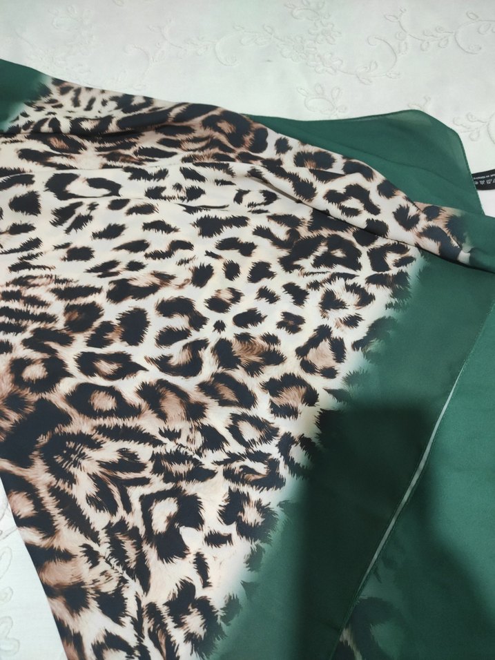Yeşil Leopar Desenli Kadın  şal - Görsel 3