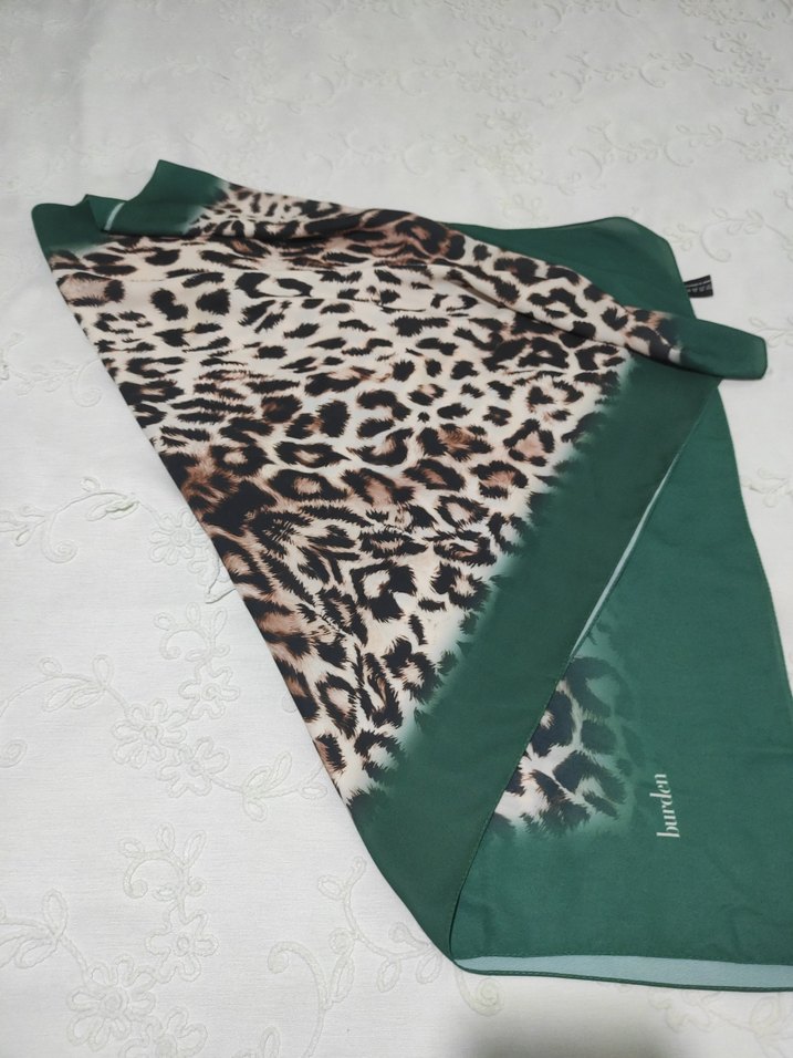 Yeşil Leopar Desenli Kadın  şal - Görsel 4