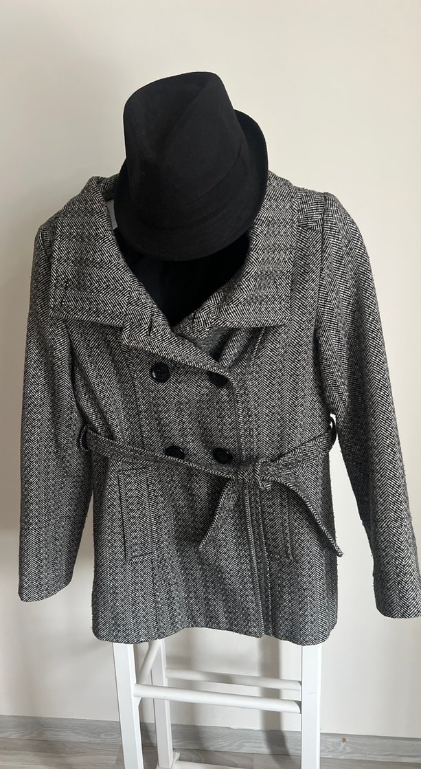 Düğmeli ve Yüksek Yakalı Balık Sırtı Modelli Kaban - Görsel 4