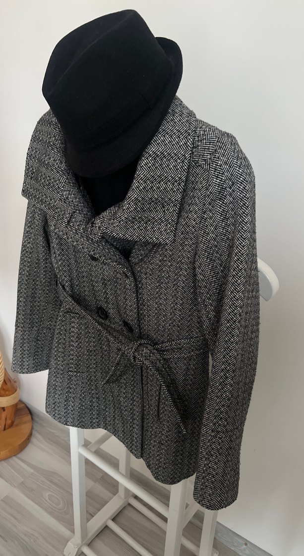 Düğmeli ve Yüksek Yakalı Balık Sırtı Modelli Kaban - Görsel 5