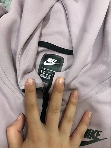 Nike Rengi göründüğünden canlı ve bi tık koyu tam lila rengi