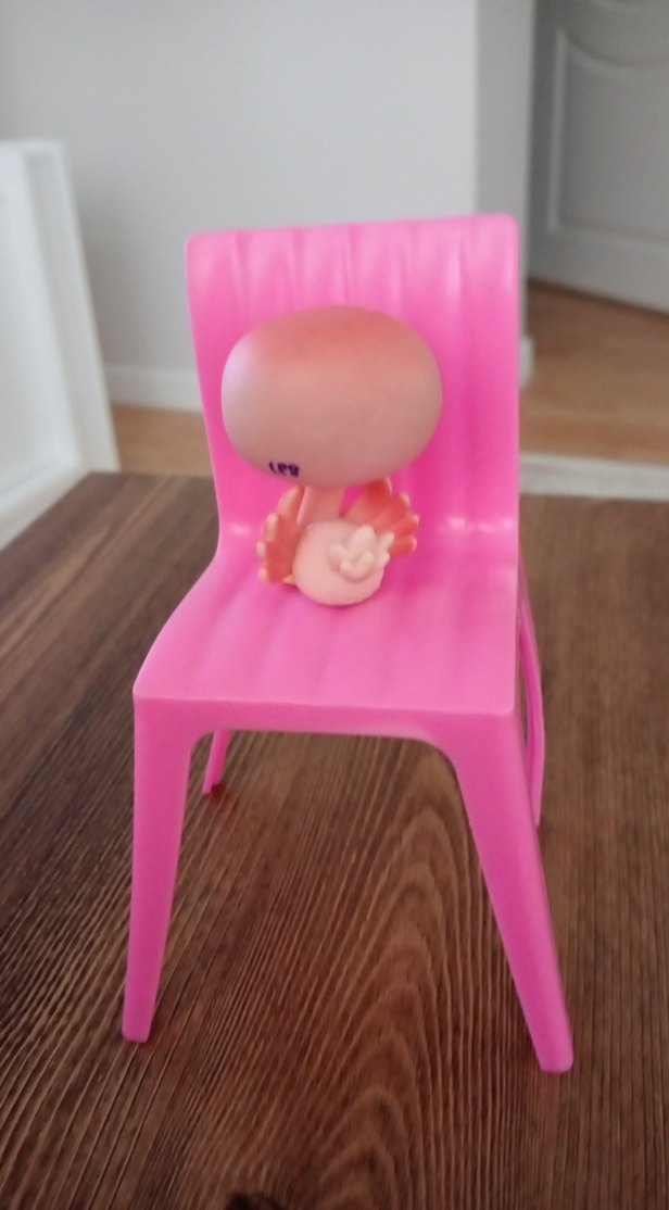 Pastel Pembe Aksiyon Figürü ve Sandalye - Görsel 2