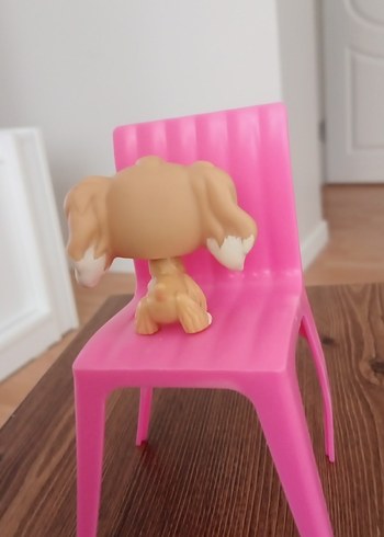 Pastel Pembe Sandalyede Sevimli Aksiyon Figürü - Görsel 2